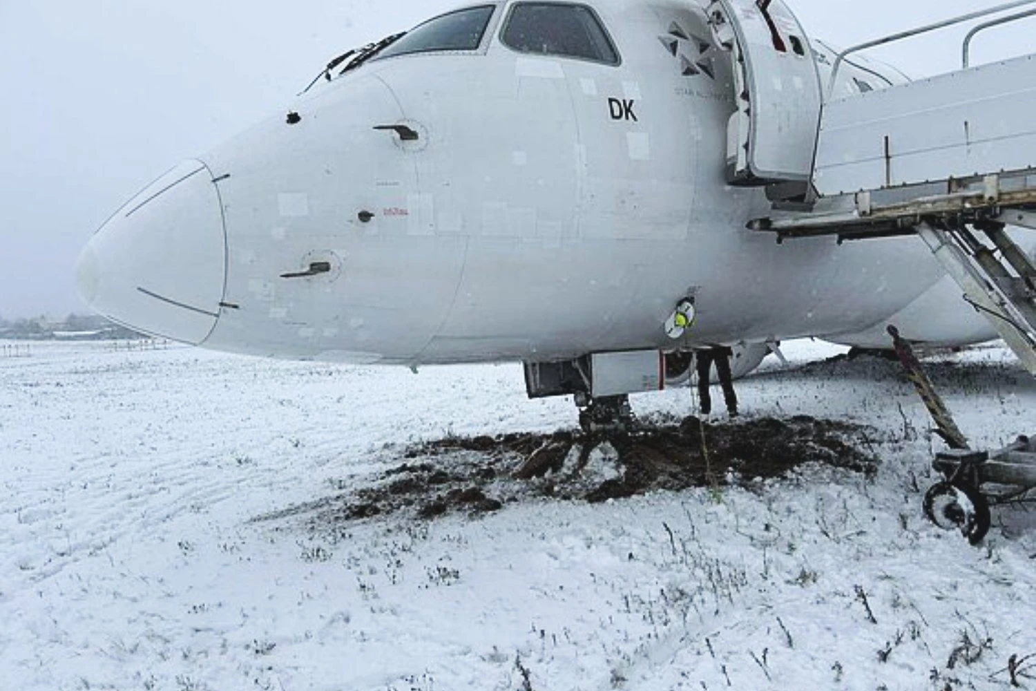 Jato Embraer E170 polonês sai da pista durante pouso na Lituânia