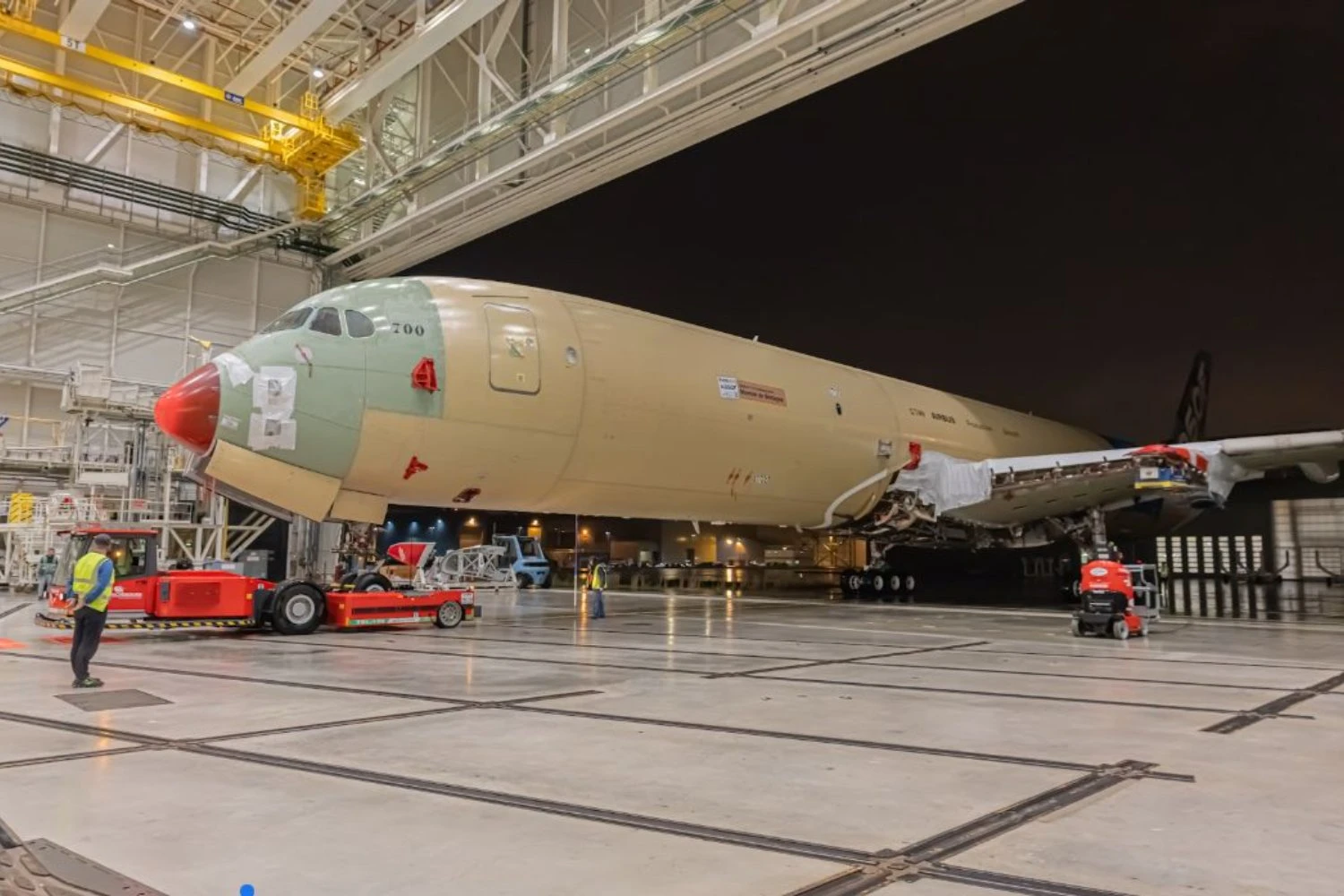Primeiro cargueiro A350F sai da linha de montagem final na França