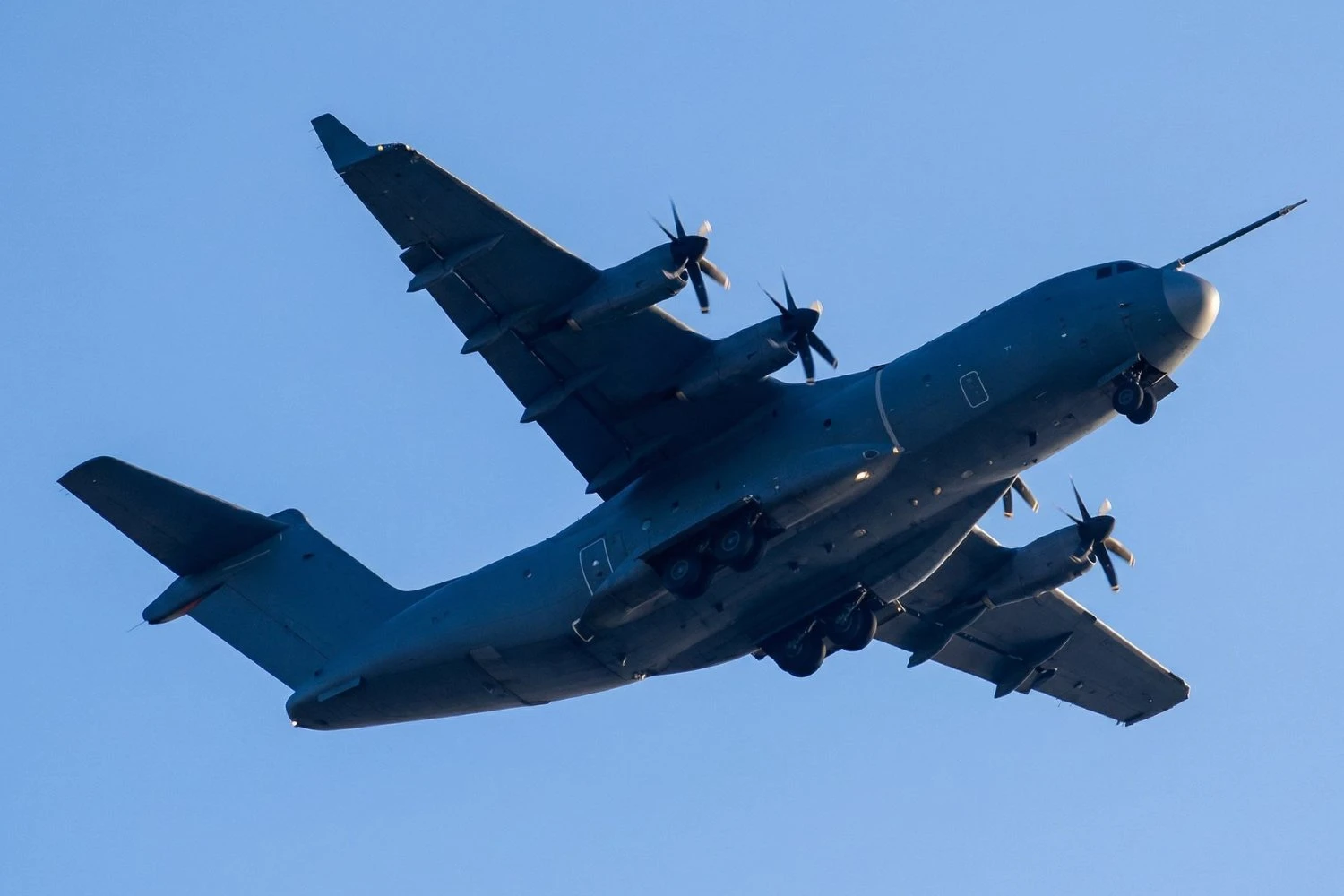 China faz voar um novo avião rival do Embraer KC-390