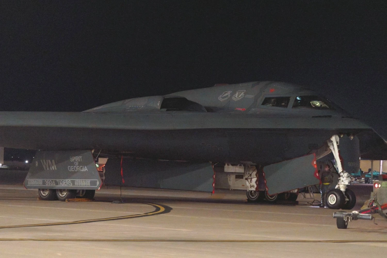 Bombardeiro invisível B-2 volta a voar após acidente há quatro anos