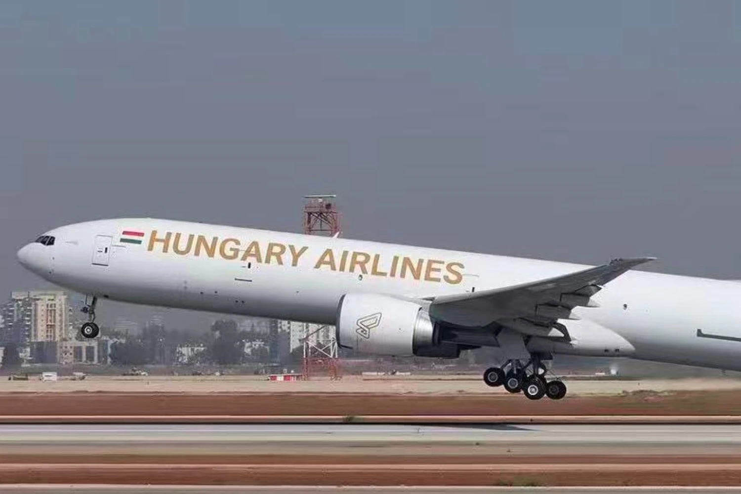 Enorme cargueiro convertido Boeing 777-300ERSF ganha mais um operador