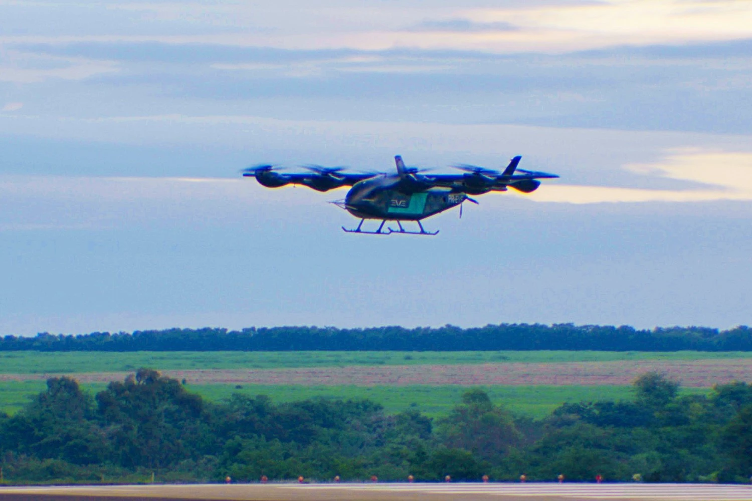 Eve realiza primeiro voo do seu 'carro voador' no Brasil