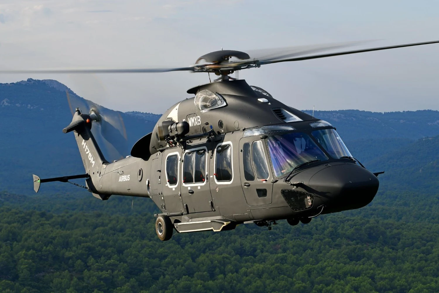 Espanha faz encomenda gigante de 100 helicópteros à Airbus