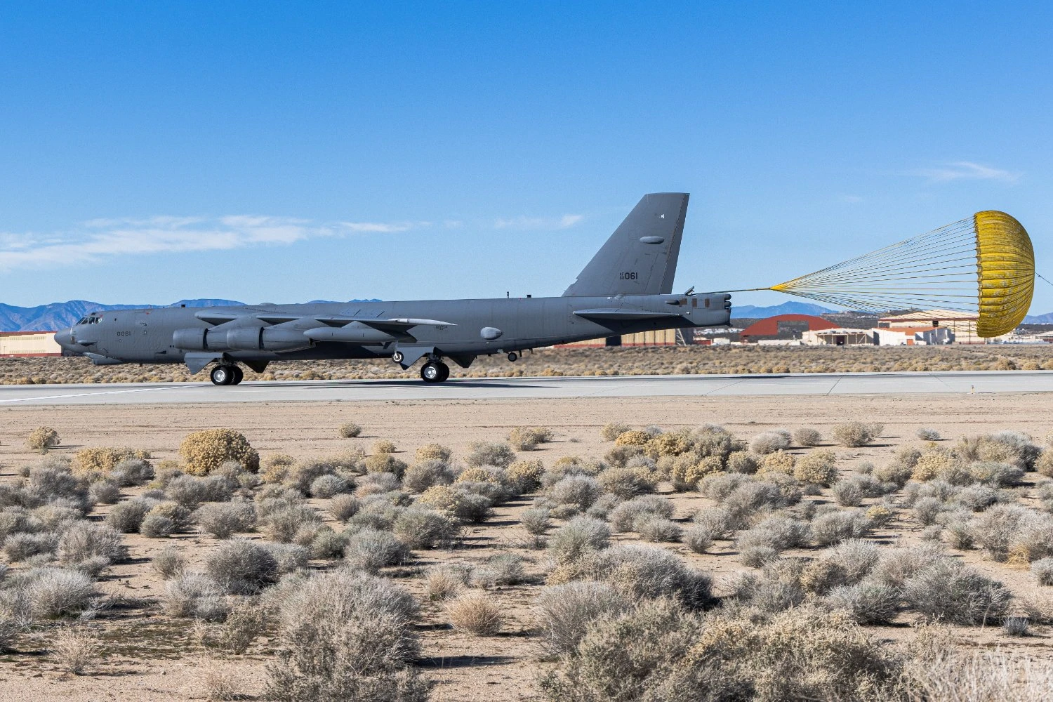 Com radar novo, bombardeiro B-52 chega à Base Aérea de Edwards para testes
