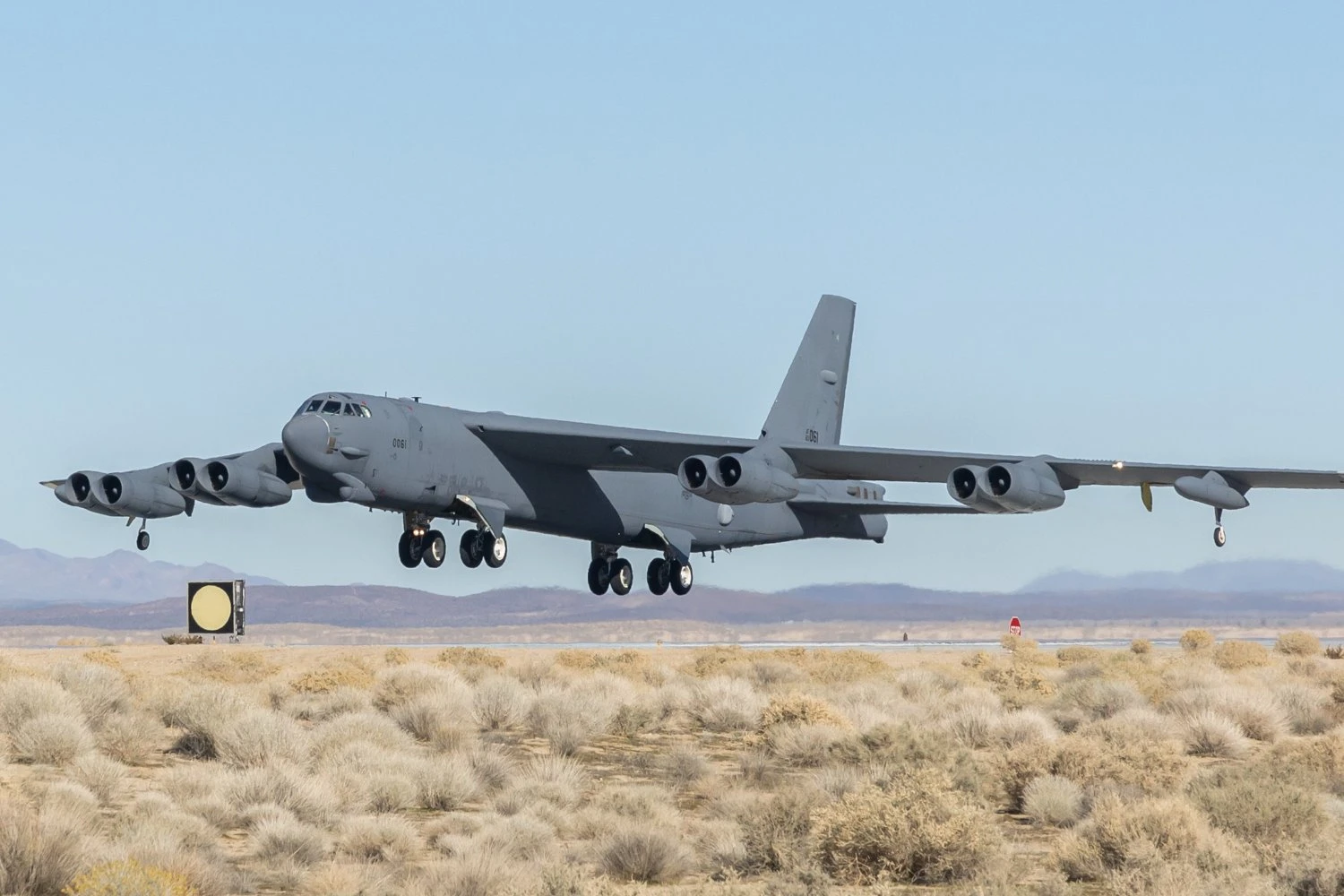 O B-52 equipado com o novo radar AESA chega à Base Aérea de Edwards