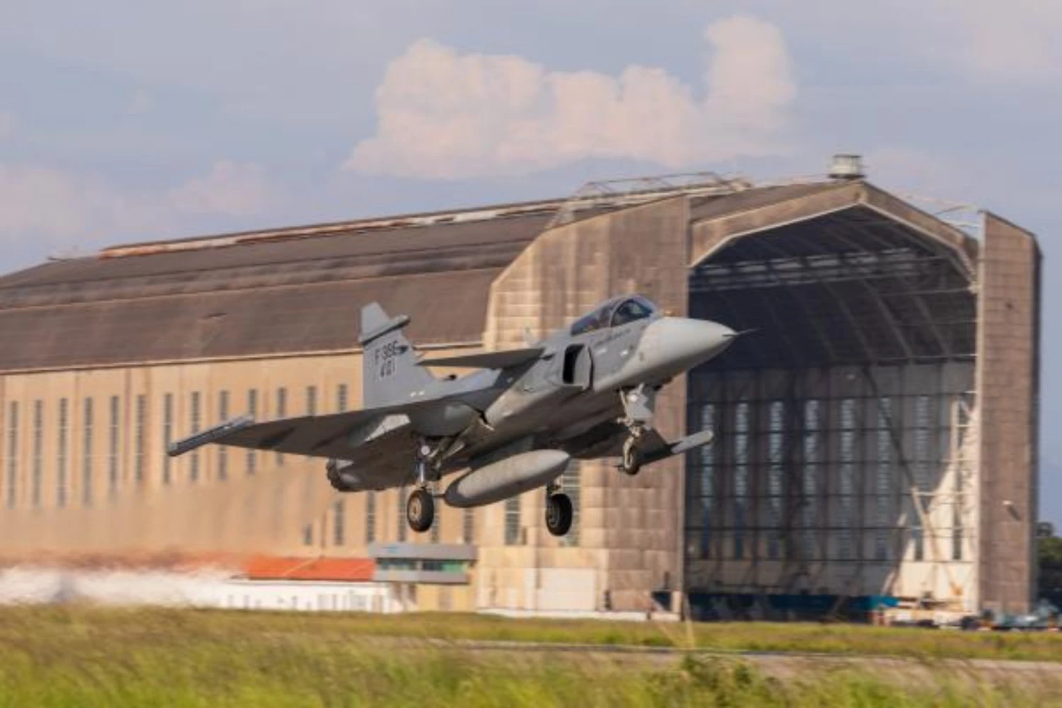 Primeiro caça Gripen nacional montado na Embraer deve ser entregue até março
