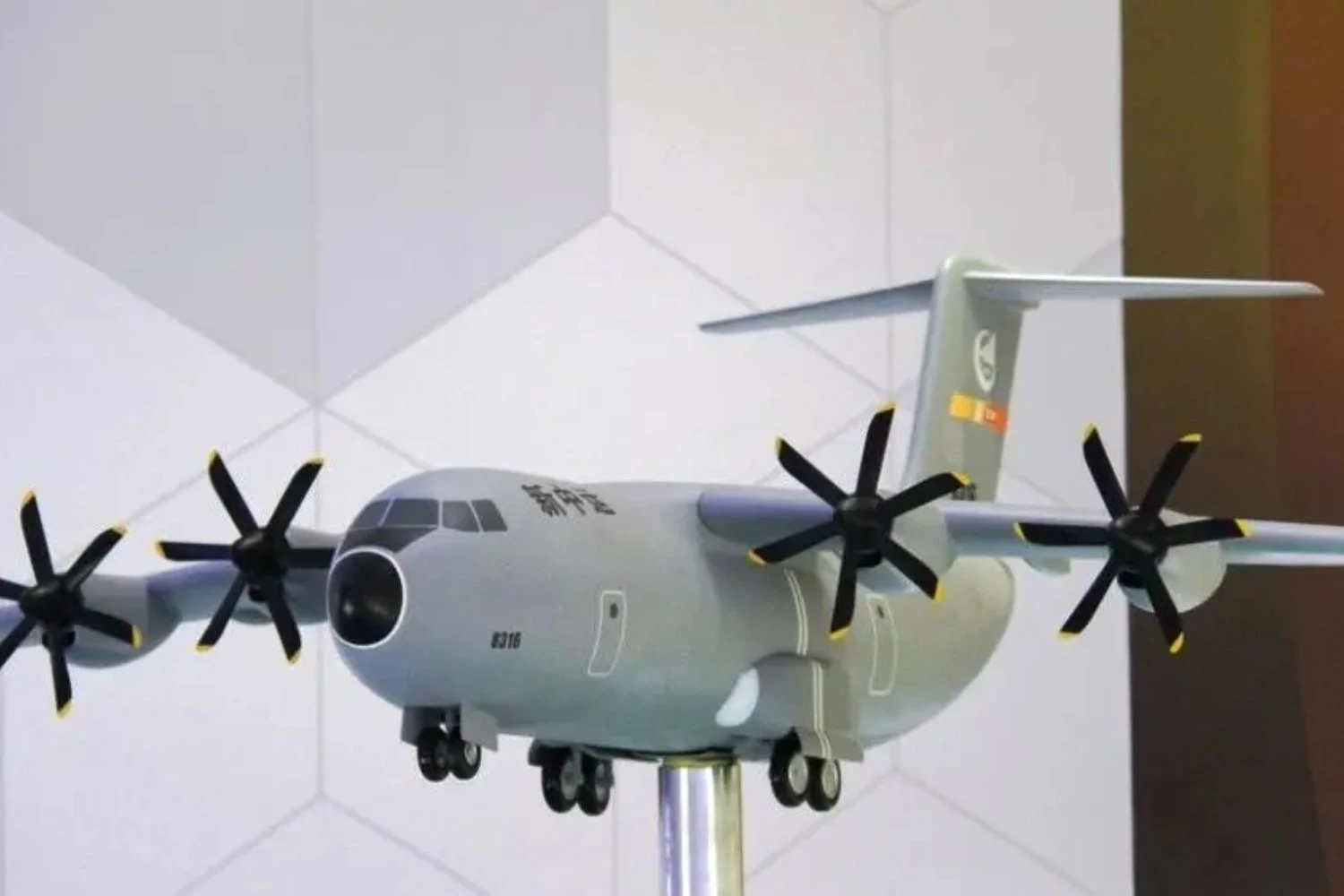 O novo avião cargueiro turboélice chinês visto em um modelo