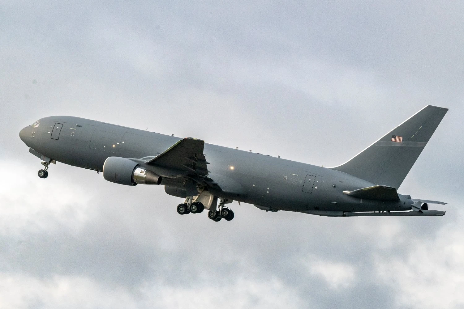 Força Aérea dos EUA recebe 100º avião-tanque KC-46A Pegasus da Boeing