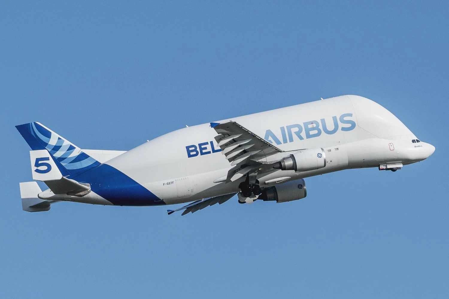 Airbus BelugaST voa para o Reino Unido onde vai virar 'sala de aula'