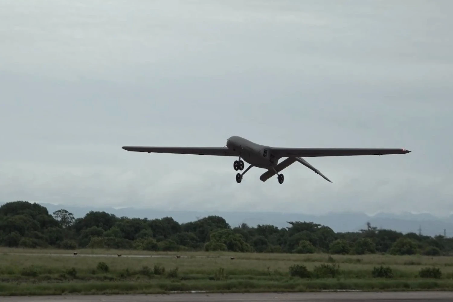 Primeiro drone a jato desenvolvido no Brasil realiza voo inaugural