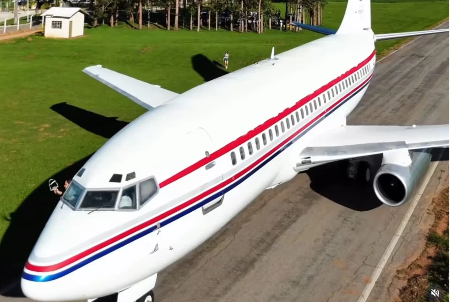Boeing 737-200 ex-VASP 'taxia' em fazenda de Goiás e viraliza
