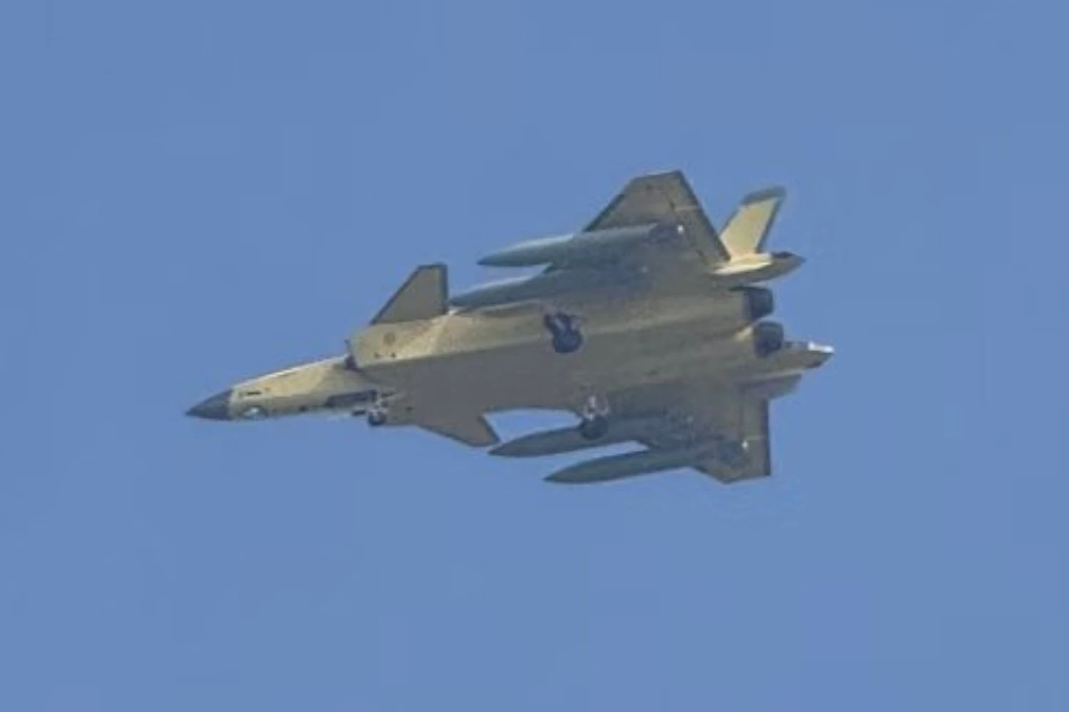 China atualiza seu caça operacional mais avançado com duas novas versões