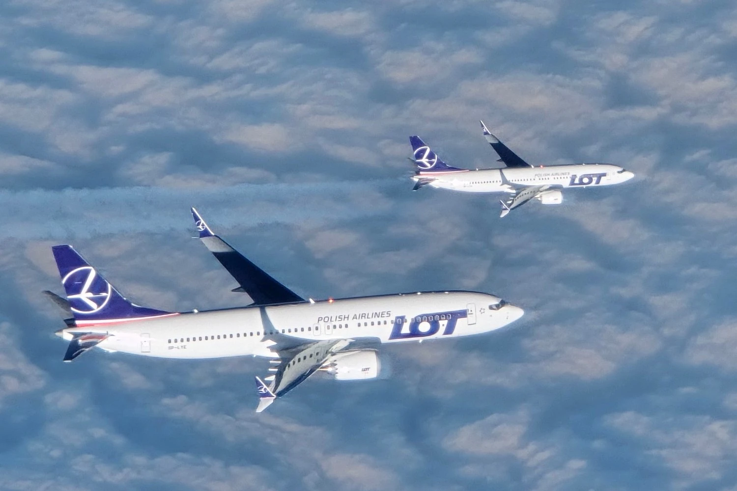 Companhia aérea polonesa recebe três Boeing 737 MAX novos em voo em formação