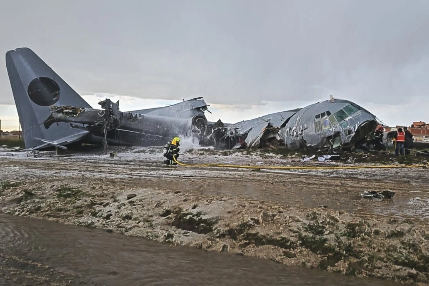 Lockheed C-130H Hercules vara pista ao pousar na Bolívia carregando cédulas de dinheiro