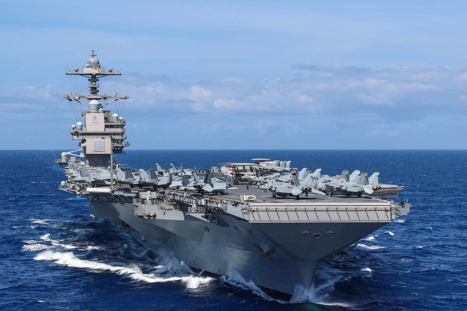 Porta-aviões USS Gerald R. Ford chega à Croácia para reparos após incêndio