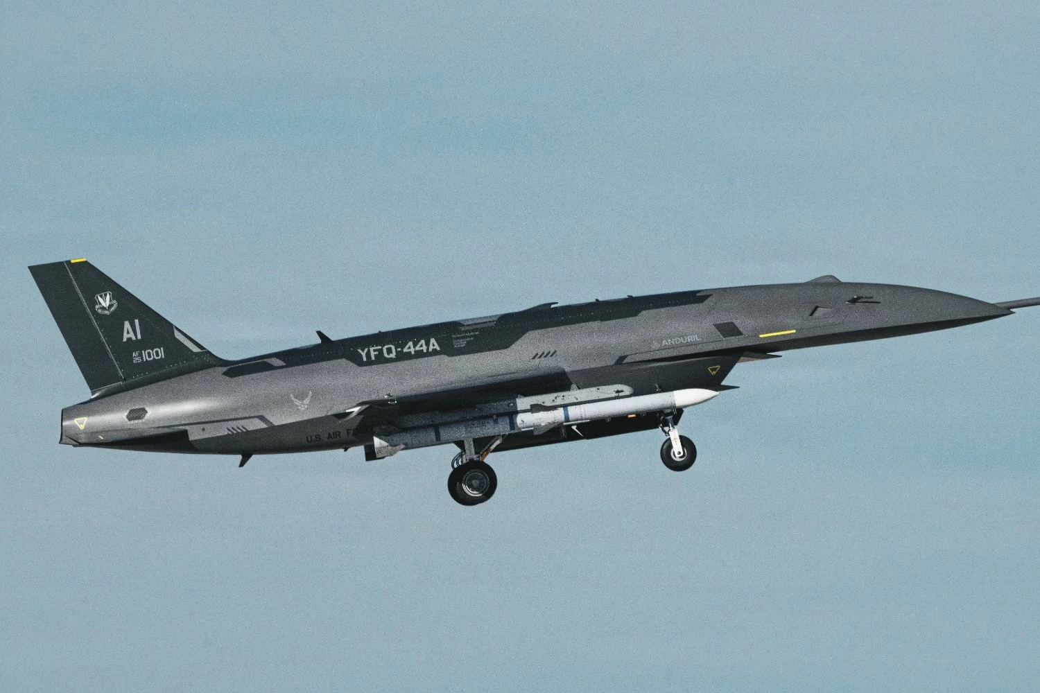Caça drone da Força Aérea dos EUA aparece carregando míssil pela primeira vez