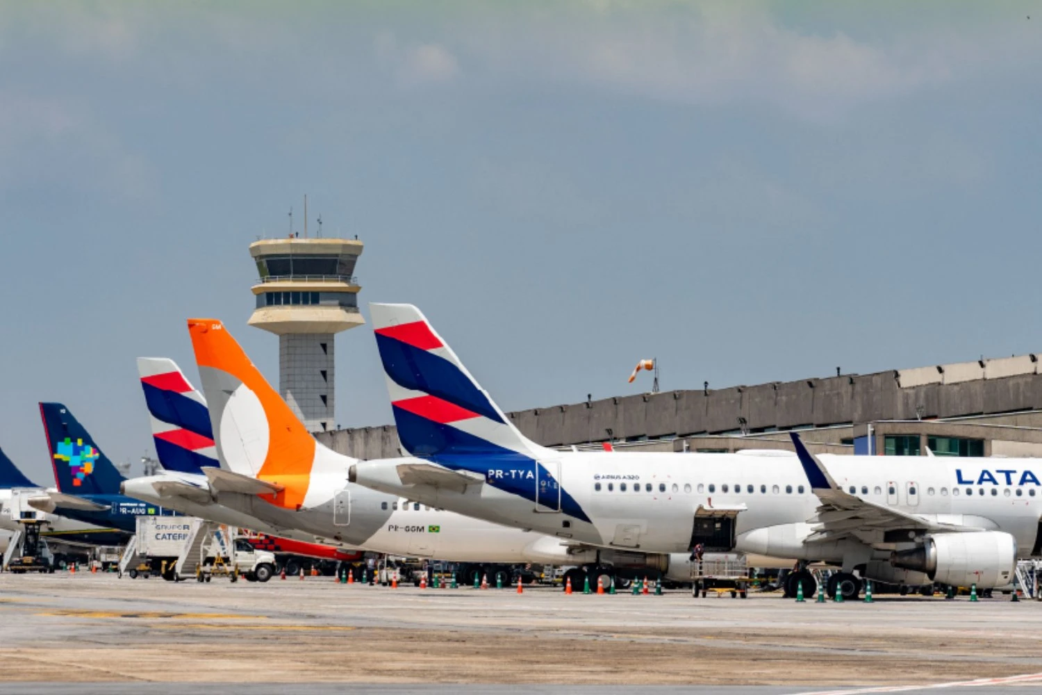 Pane no controle aéreo paralisa voos em Guarulhos e Congonhas por mais de uma hora