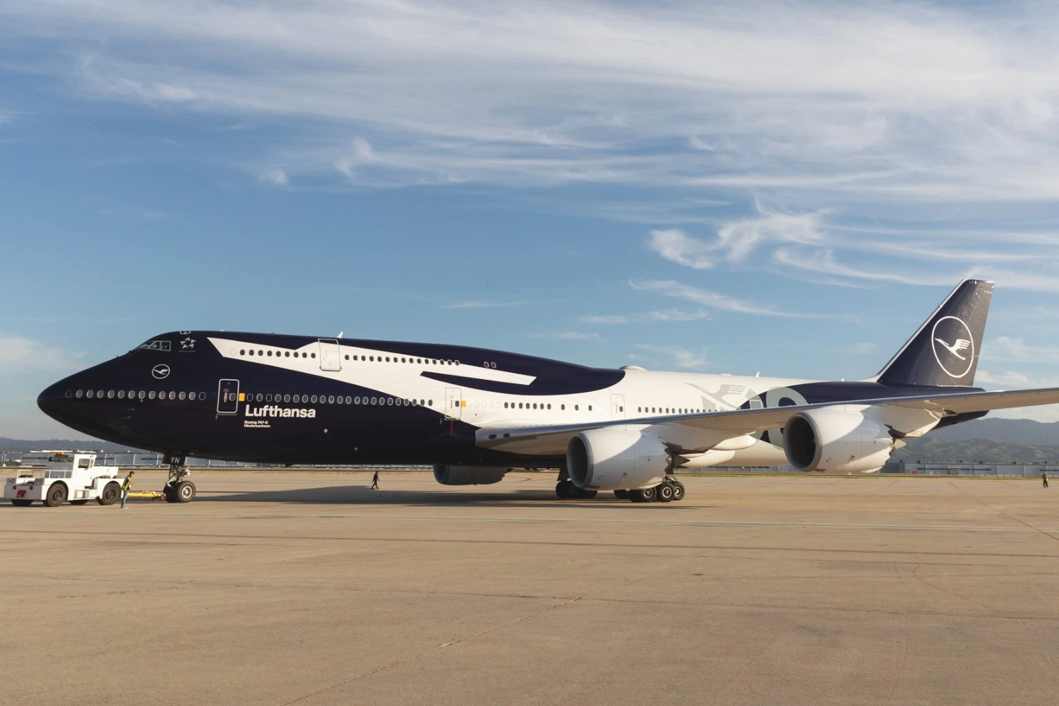 Lufthansa apresenta Boeing 747-8 com pintura comemorativa de 100 anos