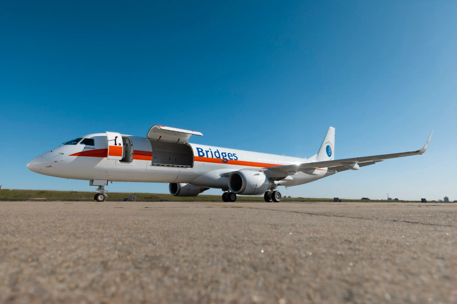 Primeiro cargueiro E190F da Embraer entra em operação com a Bridges Air Cargo