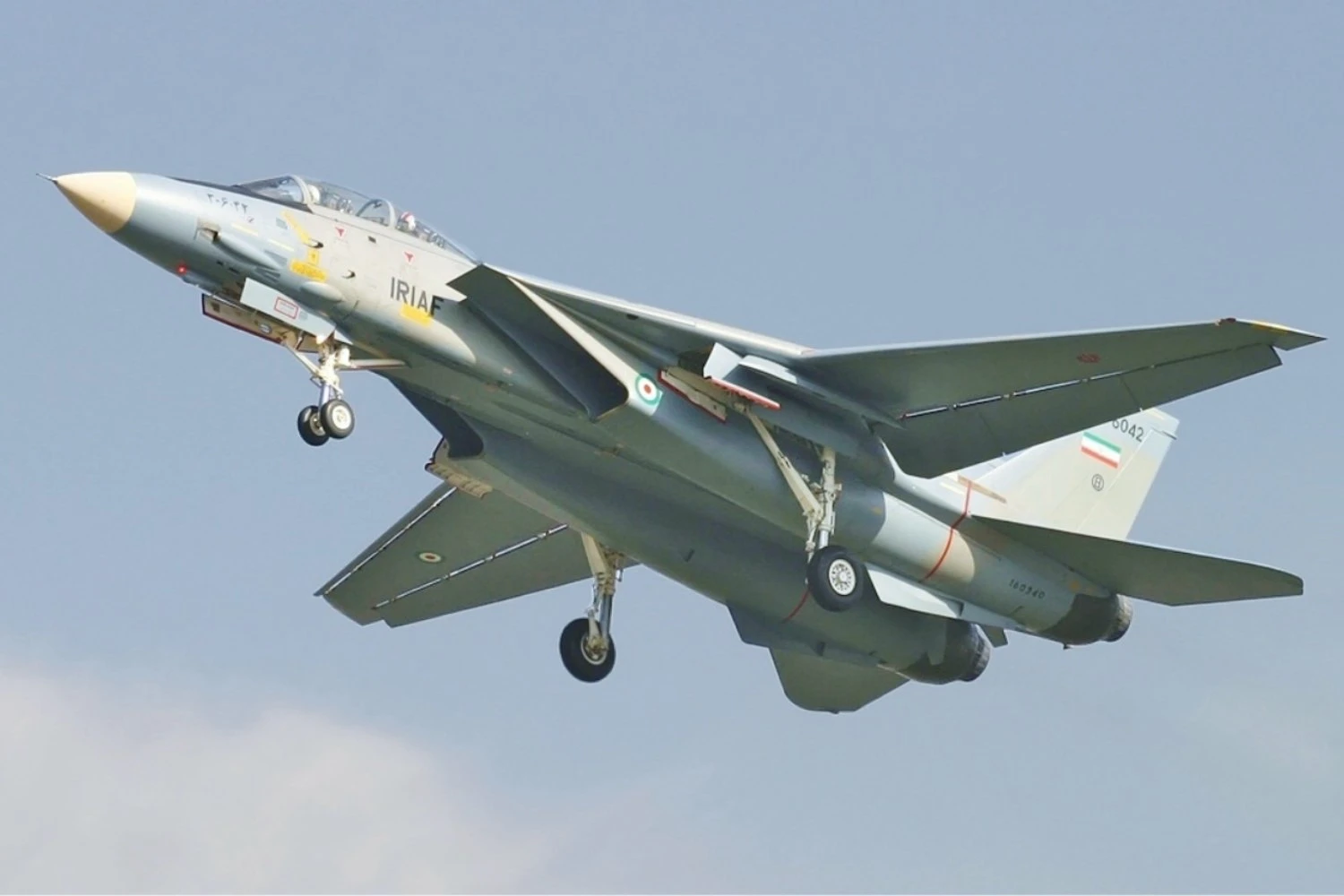 Ataques israelenses destroem caças F-14 Tomcat da Força Aérea do Irã em Isfahan