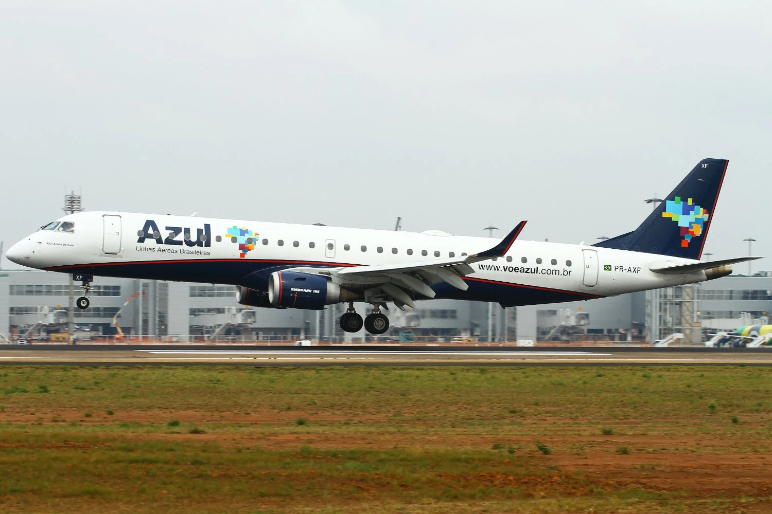 Azul abre 85 vagas em Campinas, Barueri e outras regiões