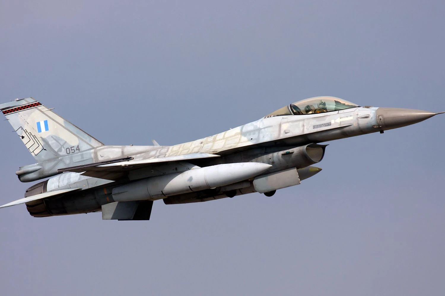 Grécia aprova modernização do F-16 e pacote de defesa de US$ 4,6 bilhões