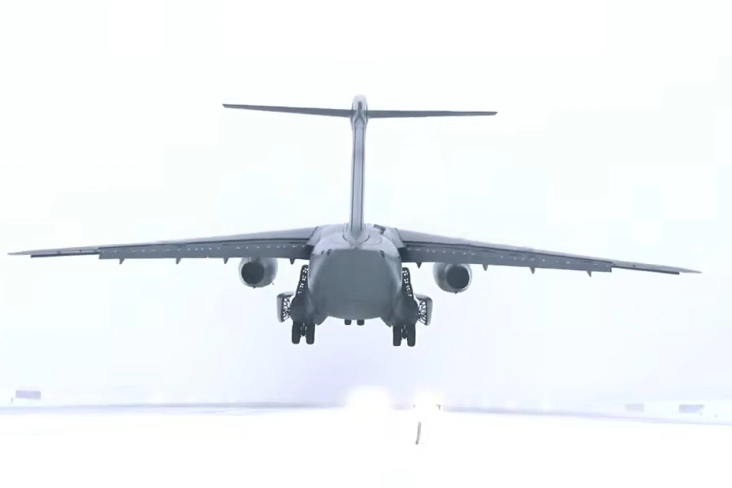 VÍDEO: Embraer KC-390 demonstra capacidade em clima frio na Suécia