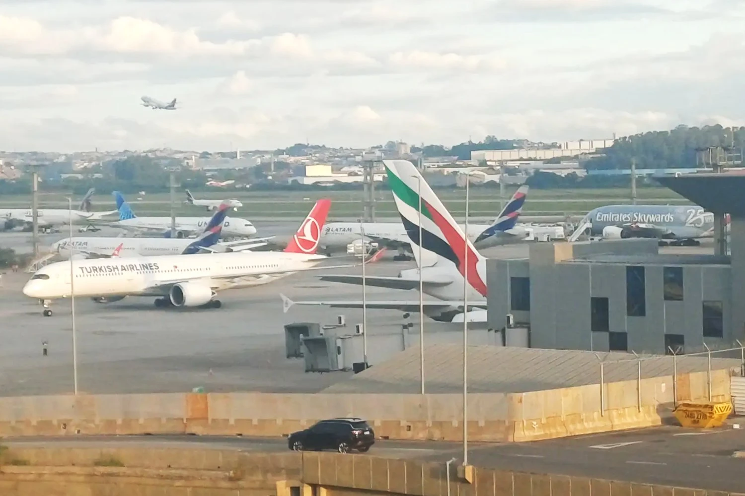 Veja imagem dos dois A380 da Emirates que ficaram presos em Guarulhos