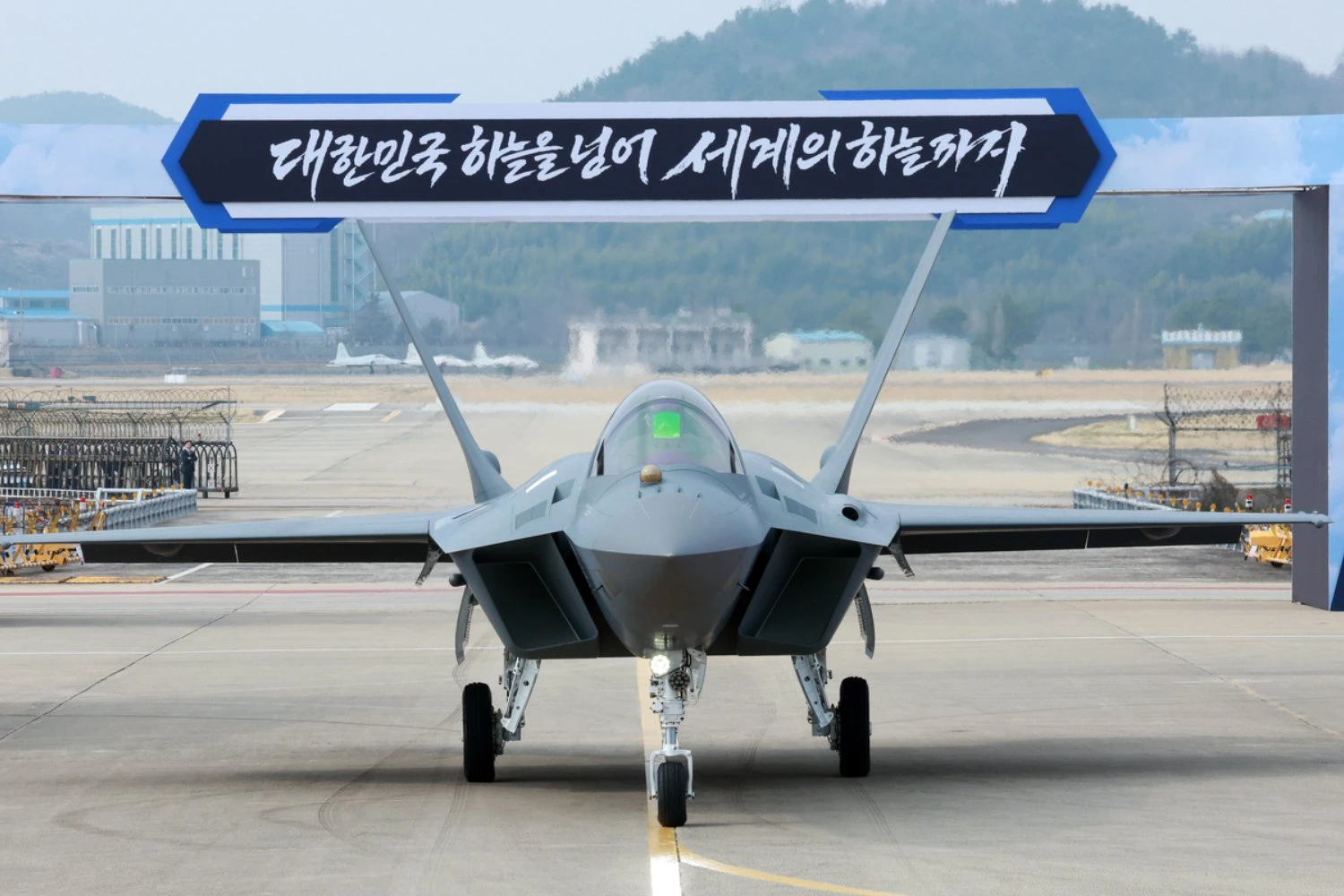 Coreia do Sul apresenta seu primeiro caça KF-21 de produção em série