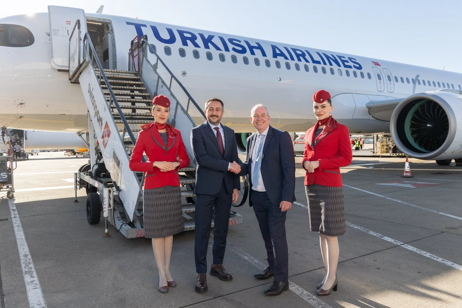 Representantes da Turkish Airlines e do Aeroporto de Stansted