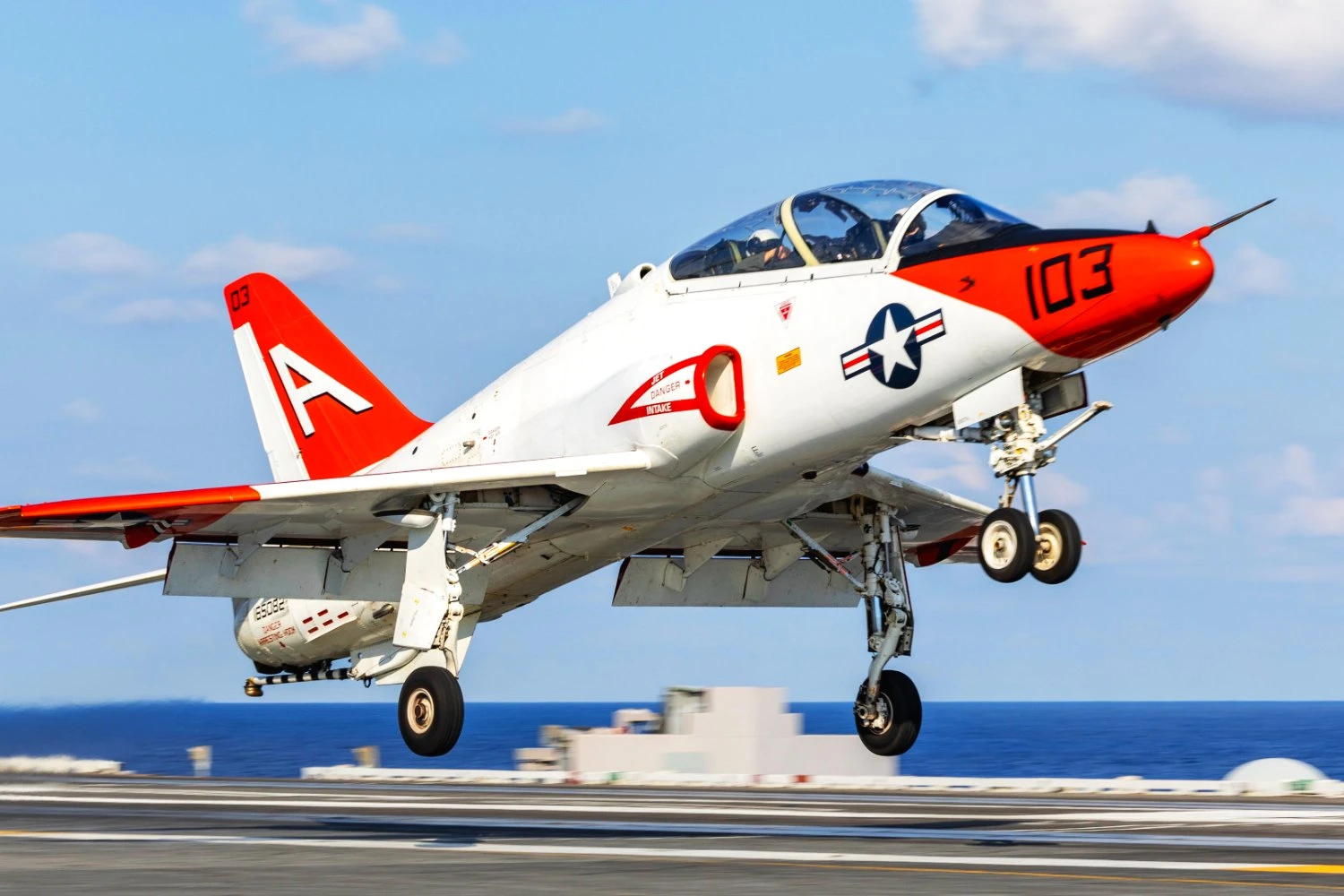 Marinha dos EUA lança concorrência para substituir treinador T-45 Goshawk