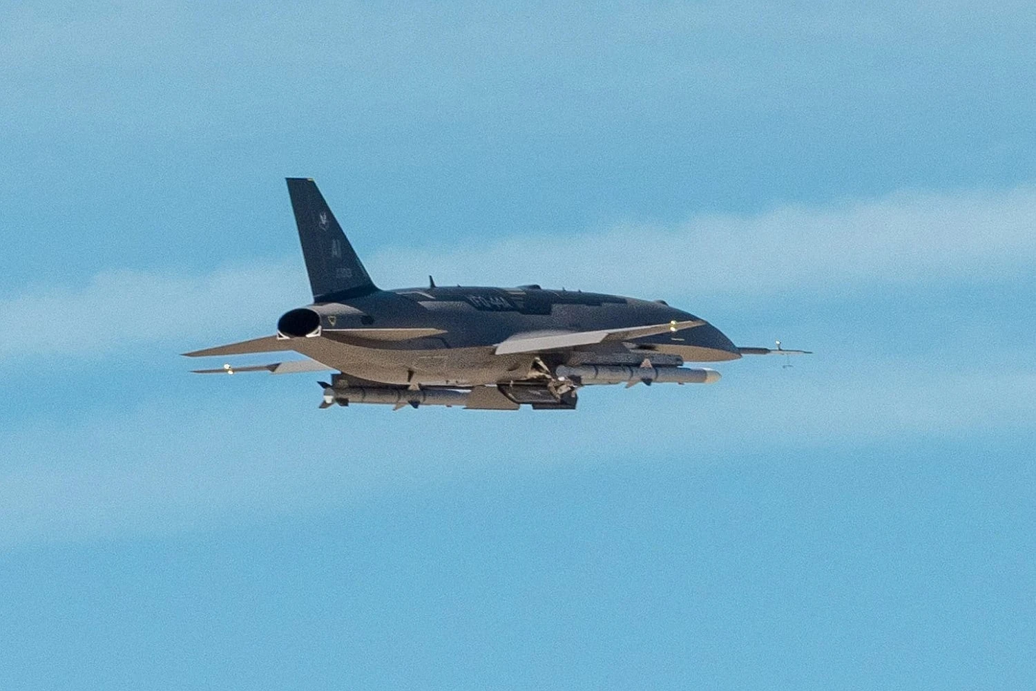 Força Aérea dos EUA coloca pessoal de terra para operar caça drone YFQ-44A