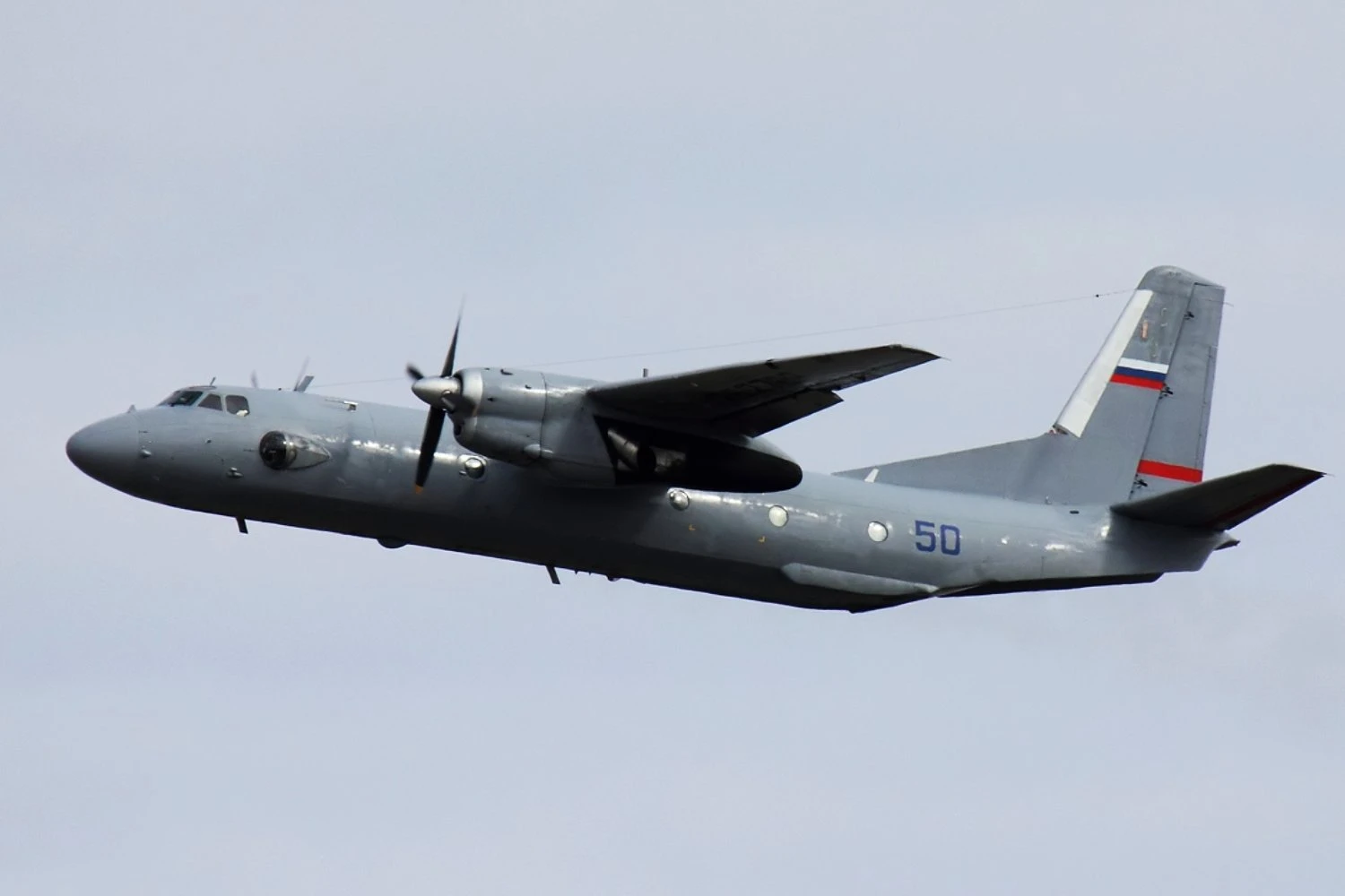 Avião de transporte militar An-26 da Rússia cai na Crimeia com 29 fatalidades