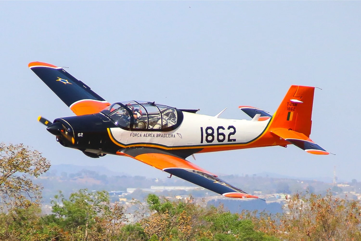 Treinador veterano da FAB, T-25 completa 60 anos sem sucessor à vista