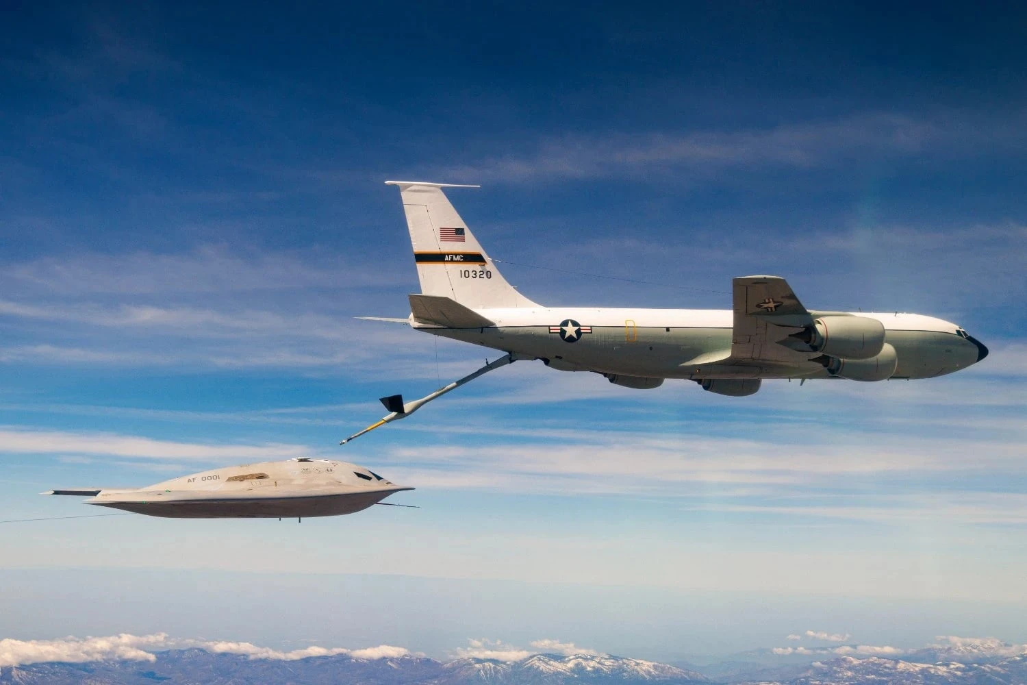 Bombardeiro B-21 Raider fez seu primeiro 'pit stop' no ar