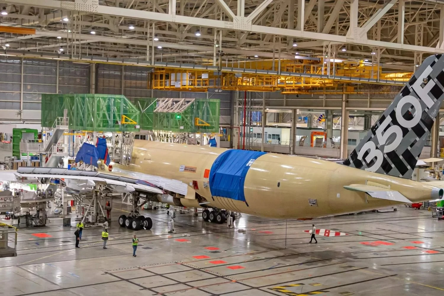 Airbus inicia montagem do sistema de carga do jato A350F