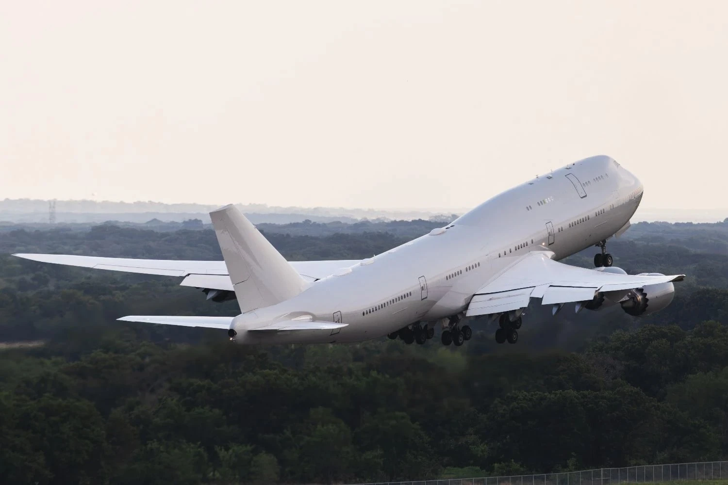 Boeing 747-8 presenteado pelo Catar a Trump faz primeiro voo após modificações