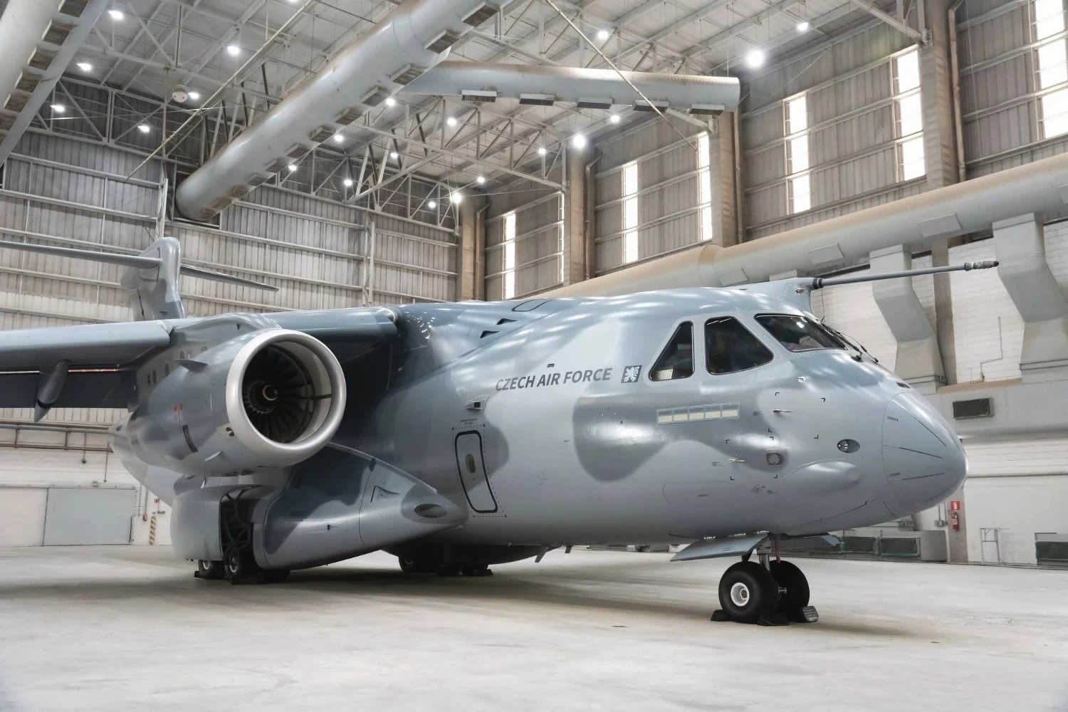 Primeiro C-390 Millennium tcheco recebe camuflagem final antes da entrega